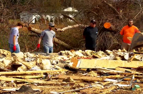 Estudiantes de Blue Ridge Community College se ofrecen como voluntarios para la limpieza posterior al huracán Helene