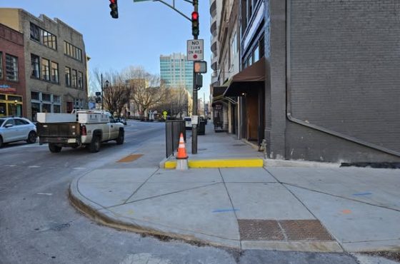 Avanza la accesibilidad en la Avenida Patton: acera terminada y nuevos trabajos en camino