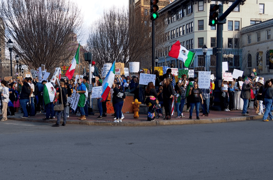 Asheville se moviliza contra políticas migratorias de Trump en una segunda protesta masiva