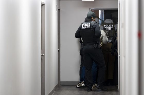 Proyectos buscan prohibir la cooperación de oficiales con ICE en granjas y construcciones en Carolina del Norte