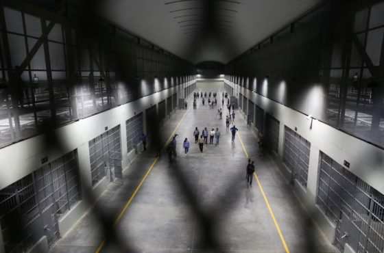 El Salvador ofrece recibir a criminales de EE.UU. y deportados de cualquier nacionalidad en un acuerdo sin precedentes
