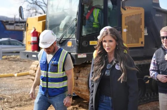 Visita de Kristi Noem al oeste de Carolina del Norte: Propuestas sobre FEMA y desafíos tras Helene