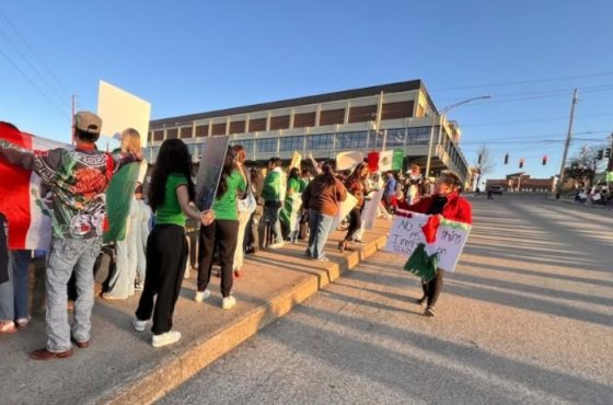 Estudiantes latinos enfrentan desafíos bajo políticas de Trump