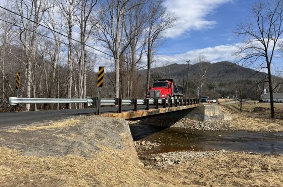 Puentes temporales con vagones de tren restauran acceso en comunidades afectadas por Helene