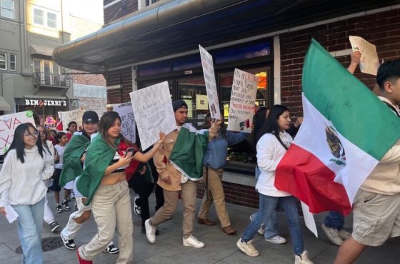 Cientos de personas protestan en Asheville contra la política migratoria de Trump