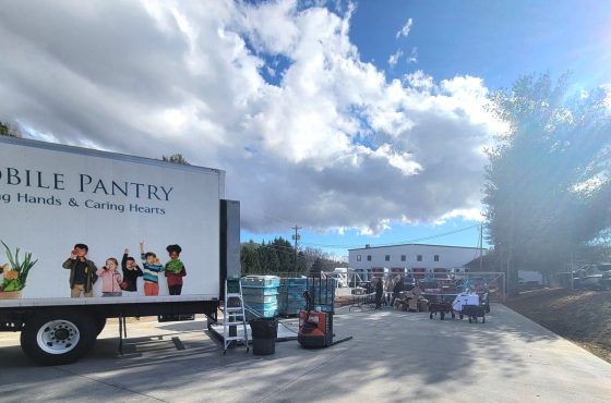 Interfaith Assistance Ministry estará realizando una distribución gratuita de despensa de comida en el Dodd Meadows Community CenterDespensa de comida para la comunidad en East Flat Rock